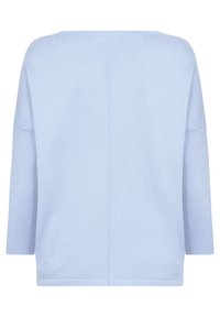 Maglione oversize azzurro chiaro con maniche a tre quarti. Texture a coste sulle maniche, corpo liscio e cucitura centrale sul retro.