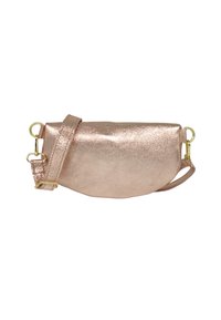 Sac à main métallique rose gold de forme arrondie. Présentant une surface texturée, des accessoires en or et une bandoulière réglable.