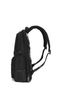 Sac à dos noir avec un tissu texturé, plusieurs poches zippées, des bretelles rembourrées et un design unique en forme de bulle d'un côté.
