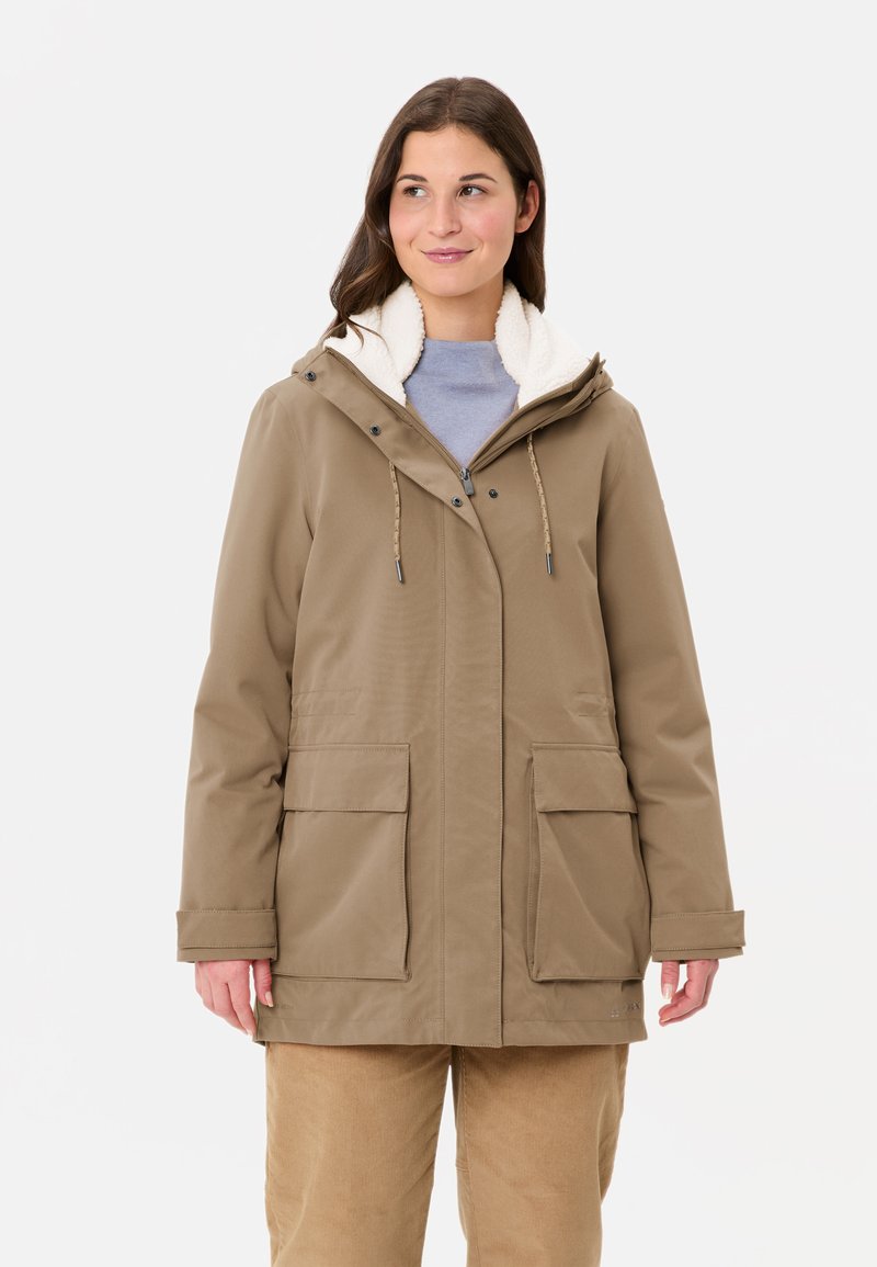 Giacca impermeabile color sabbia con cappuccio foderato in pelliccia, zip frontale e due grandi tasche. Presenta un cordino in vita per una regolazione ottimale.