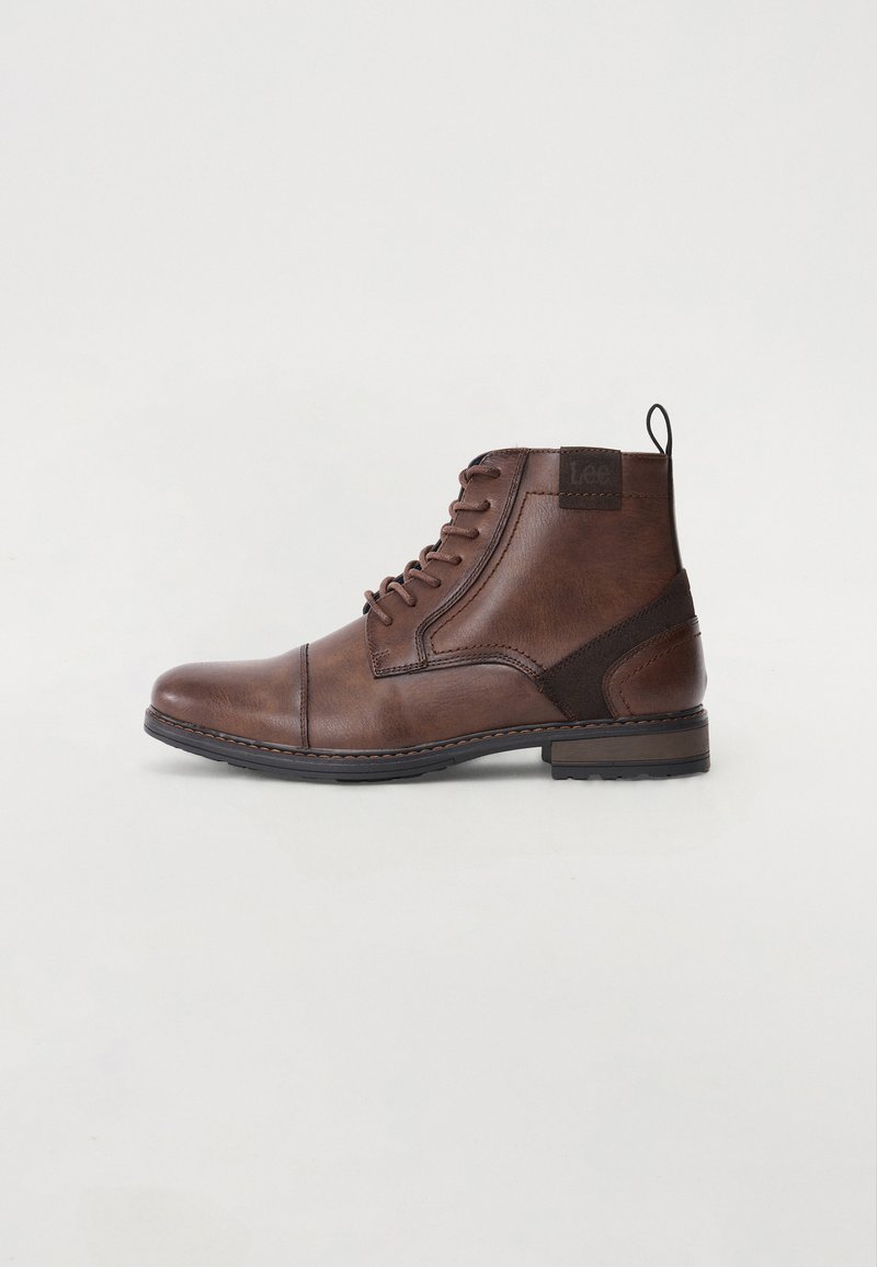 Stivali alla caviglia in pelle marrone con design con lacci, caratterizzati da una punta cucita e dettagli in suede sul tallone e sul lato. Logo Lee sul tallone.