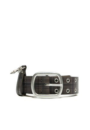 Ceinture en cuir marron foncé avec boucle rectangulaire argentée et plusieurs œillets métalliques, roulée et présentée sur fond blanc.