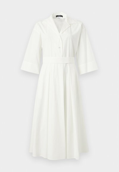 Λευκό midi φόρεμα με φαρδιά γιακά, μανίκια τρία τέταρτα, κουμπιά μπροστά και εφαρμοστό ζωνάκι στη μέση.