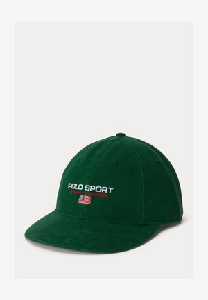 Casquette de baseball verte Polo Sport avec texte brodé "Polo Sport Ralph Lauren" et un petit drapeau américain sur le panneau avant.