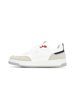 Zapatilla blanca con acentos de ante gris, detalles en rojo y azul marino, cordones planos y una suela de goma blanca texturizada. Cuenta con tres rayas laterales.