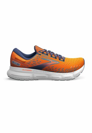 Chaussure de course pour homme avec une tige en mesh orange ornée de touches bleues, une semelle blanche amortie et des motifs de surface texturés pour une meilleure adhérence.