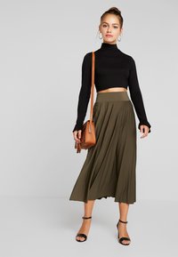 Anna Field Petite Saia evasé - olive night