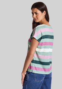 Tričko s krátkým rukávem v pruhovaném designu, obsahující zelenou, růžovou a bílou barvu. Vyrobeno z měkké látky s pohodlným střihem a zaobleným výstřihem.