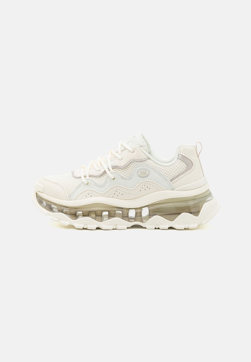 Baskets blanches et beiges avec tige en mesh, fermeture à lacets et semelle épaisse transparente amortie par de l'air.