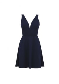 Marineblå kjole med dyp V-hals, figurnær overdel og utsvinget skjørt. Laget av glatt stoff, med brede skulderstropper.
