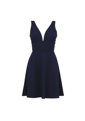 Laivastonsininen mekko, jossa syvä V-pääntie, istuva yläosa ja liehukehelmainen hame. Valmistettu sileästä kankaasta, leveillä olkaimilla.