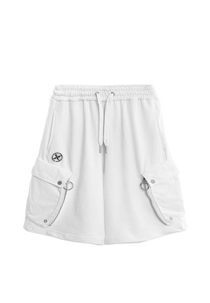 Pantalones cortos blancos con cintura elástica, cordón y grandes bolsillos cargo con cremallera en ambos lados, con un pequeño logo circular en el bolsillo izquierdo.