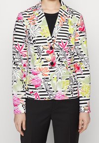 Blazer mit floralem Druck, der schwarz-weiße Streifen, lebendige pinke, grüne und gelbe Motive sowie zwei schwarze Knopfverschlüsse enthält.