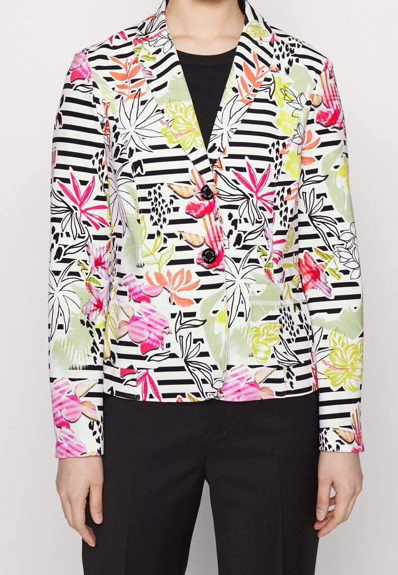 Blazer mit floralem Druck, der schwarz-weiße Streifen, lebendige pinke, grüne und gelbe Motive sowie zwei schwarze Knopfverschlüsse enthält.