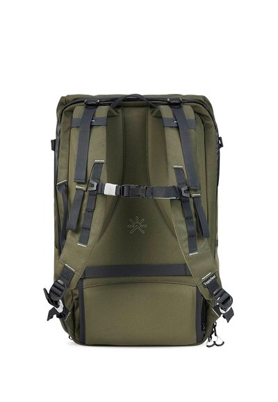 Mochila verde oliva con respaldo acolchado, correas ajustables y hebillas. Está hecha de un tejido duradero y cuenta con un bolsillo frontal con cremallera y un detalle de logotipo.