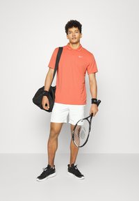 Nike Performance SOLID - Polo - madder root/white