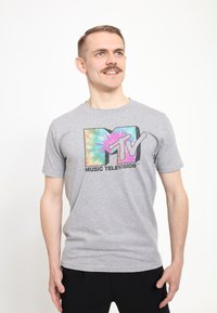 Šedé bavlněné tričko s barevným tie-dye logem MTV a textem "MUSIC TELEVISION" v černé barvě. Krátké rukávy, design s kulatým výstřihem.