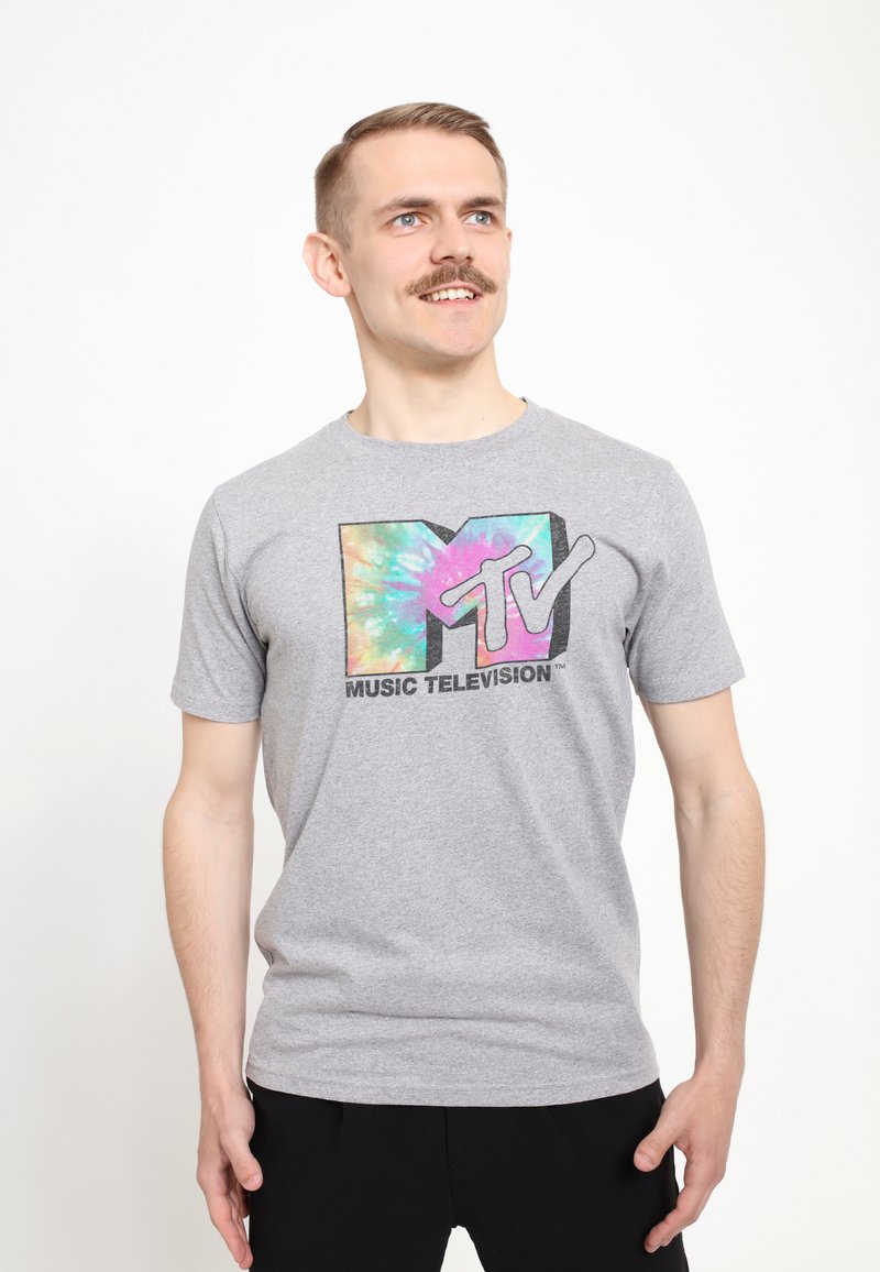 Šedé bavlněné tričko s barevným tie-dye logem MTV a textem "MUSIC TELEVISION" v černé barvě. Krátké rukávy, design s kulatým výstřihem.