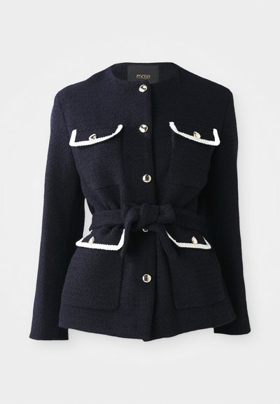 Námořnická strukturovaná bunda s přiléhavým střihem, bílým lemováním kapes, zlatými knoflíky a opaskem v pase.