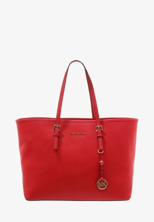 Rode leren totebag met twee schouderriemen, gouden Michael Kors-logo in het midden en een ronde gouden MK-bedel hangend aan één riem.