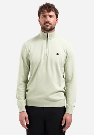 Lichtgroene pullover met een kwart-ritssluiting bij de kraag, gemaakt van zachte stof. Voorzien van een klein zwart hexagonaal logo op de borst. Lange mouwen.