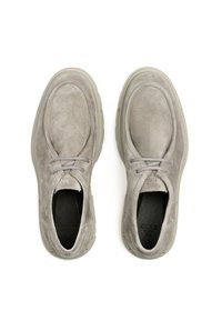 Scarpe in suede grigio con punta arrotondata e dettagli in pizzo, che presentano una superficie testurizzata e una suola spessa e leggera.