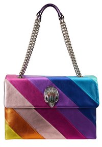 Multikleurige leren handtas met een kettingband, voorzien van diagonale strepen in roze, paars, blauw en oranje, plus een decoratieve metalen sluiting.