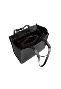 Sort læder tote taske med tekstureret overflade, åben top, to korte håndtag og en bordeauxsuede indvendig, der har flere lynlåslommer.