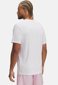 Witte kortekoot t-shirt van katoen. Gladde textuur, normale pasvorm, ronde halsdesign, geen zichtbare logo's of patronen.