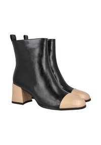 Botas de cuero negras hasta el tobillo con puntera beige y tacón cuadrado. Textura suave con dos tiradores para facilitar su puesta.