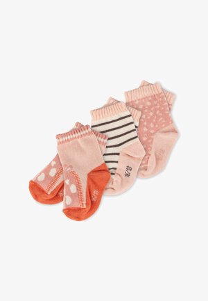 Vier Paar pinke und orangefarbene Babysocken mit verschiedenen Mustern, darunter Streifen, Punkte und einfarbige Zehen, nebeneinander angeordnet.