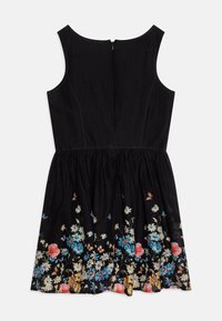 Vestuário preto sem mangas com corpete justo e saia rodada; apresenta bordados florais coloridos ao longo da bainha, com borboletas espalhadas.