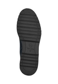 Semelle de chaussure en caoutchouc noir avec des rainures texturées, logo et taille 37 en relief. Fini lisse, offrant traction et durabilité.