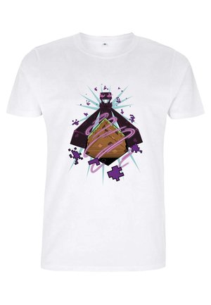 Camiseta blanca de algodón que presenta un diseño gráfico de una estructura en bloques con acentos morados, rodeada de líneas dinámicas y elementos pixelados.