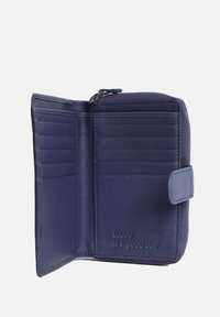 Marine leren portemonnee met ritssluiting, zes kaartsleuven en een geperst opschrift "vandaag is een goede dag"; gladde textuur en compact ontwerp.