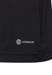 Svart atletisk tröja gjord av fuktavvisande tyg med en slät textur. Har en vit "AEROREADY"-logotyp och en globgrafik på fållen.
