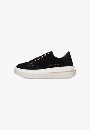 Sneaker in suede nero con punta arrotondata, suola piattaforma bianca, occhielli in oro rosa e logo del marchio impresso sul tallone.
