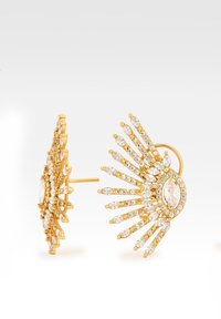 Zlato obarvani uhani z zasnovo sončnega žarka, ki vključuje marquise in okrogle prozorne kamenčke, okrašene z majhnimi kristali okoli robov.