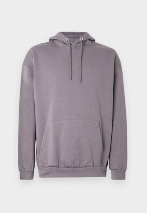 Szara bluza z kapturem wykonana z miękkiej tkaniny, wyposażona w kieszeń typu kangur, ściągacze na mankietach i sznurek regulujący kaptur.