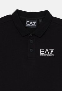 Svart polo skjorte med et klassisk design, to knapper, korte ermer og en hvit EA7-logo på venstre side.