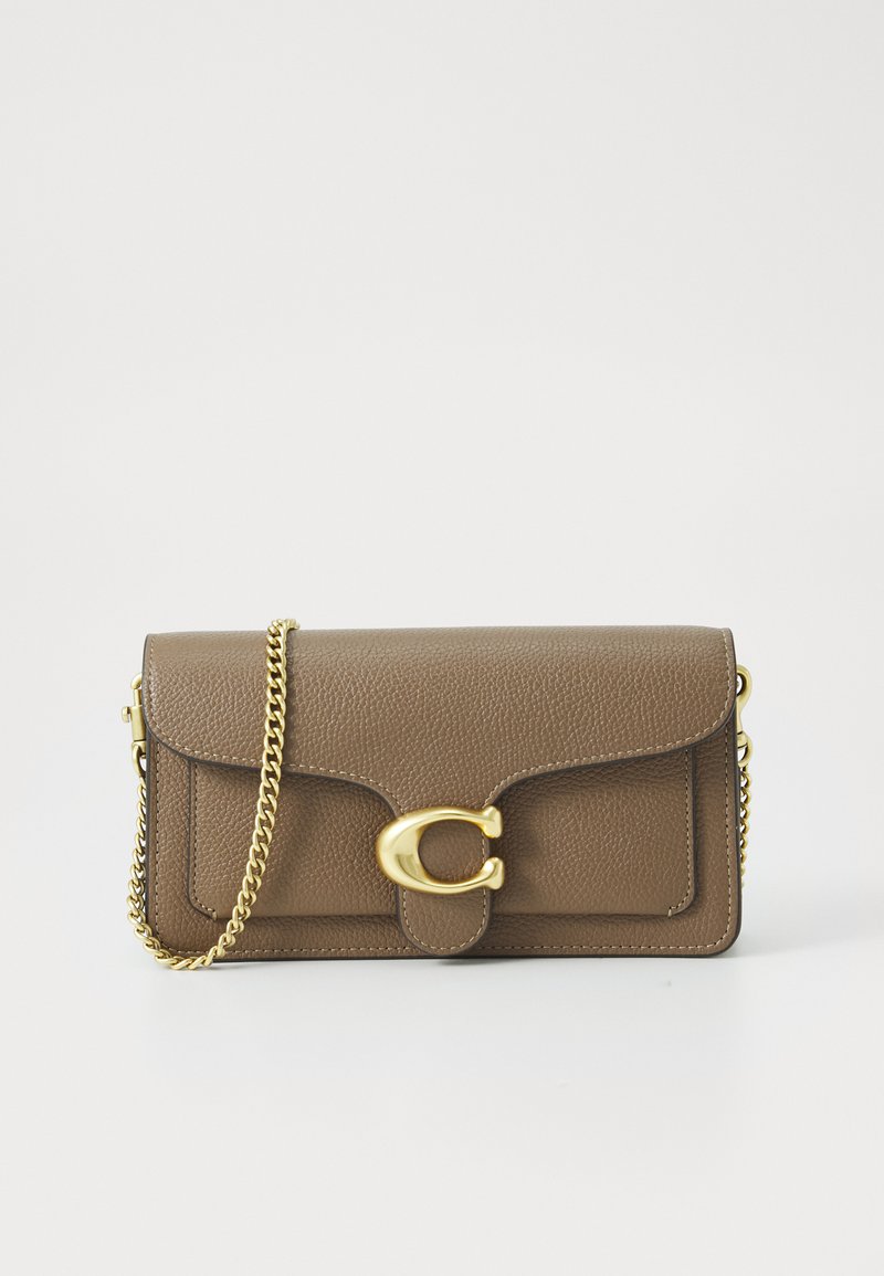 Sac en bandoulière en cuir texturé marron avec un fermoir et une chaîne dorée. Dispose d'un rabat et d'une forme rectangulaire élégante.