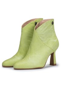 Botas de tobillo verdes con un acabado texturizado, punta afilada y un tacón de altura media. Cierre lateral con cremallera y un acento decorativo de botón.