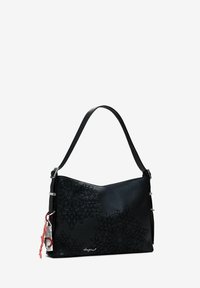 Schwarze Lederhandtasche mit geprägten Blumenmustern, einer geschwungenen Silhouette und einem abnehmbaren Anhänger. Verfügt über einen langen Schultergurt und silberne Beschläge.