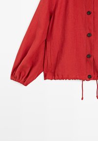 Rode lange mouwen jas met knopen aan de voorkant, elastische manchetten, zijzakken en verstelbare trekkoordzoom.