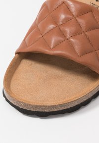 Tamaris SLIDES - Hausschuh - cognac