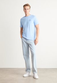 Tommy Hilfiger STACK TEE - T-shirt basic - vessel blue