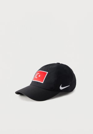 Sort Nike-kasket med tyrkisk flagemblem foran og hvid Nike swoosh-logo på siden, vist på en ensfarvet lys baggrund.
