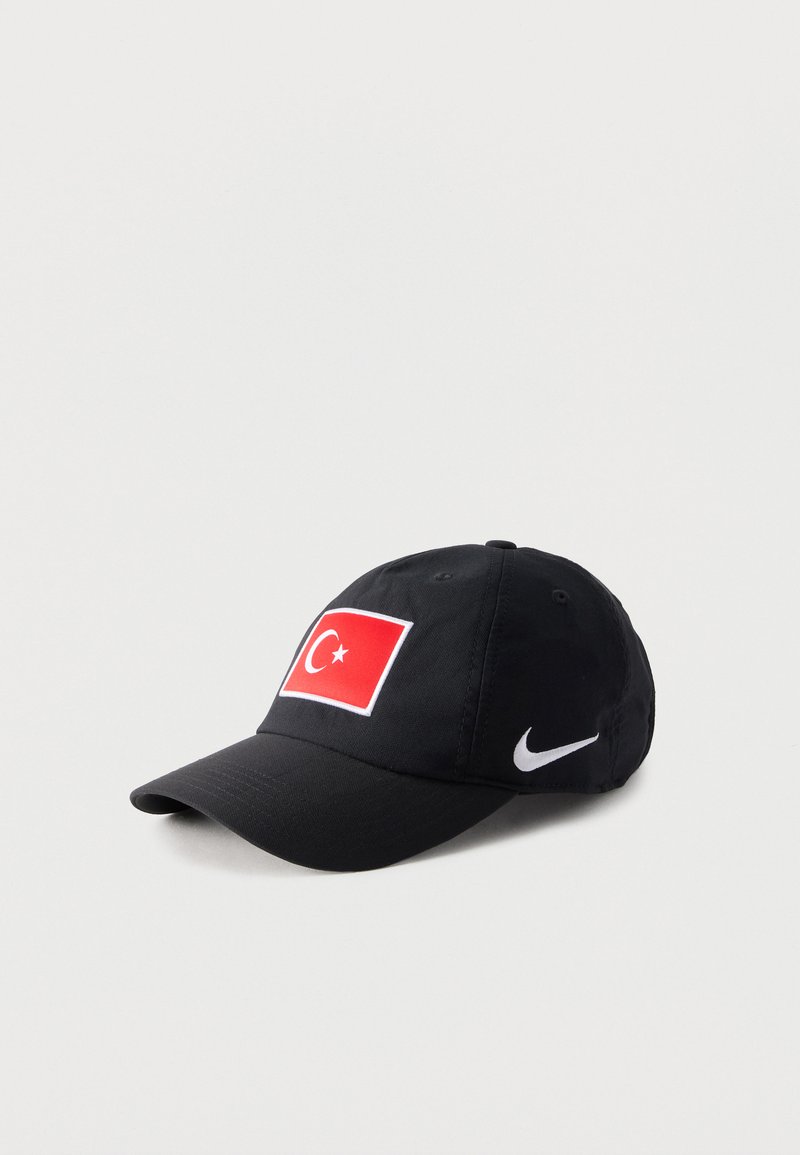 Μαύρο καπέλο Nike με έμβλημα της τουρκικής σημαίας στο μπροστινό μέρος και λευκό λογότυπο Nike swoosh στο πλάι, παρουσιάζεται σε απλό φωτεινό φόντο.