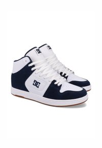 Vysoké tenisky v bielej a námorníckej farbe so zvrškom z semišu a syntetickej kože, hrubými šnúrkami a gumovou podrážkou s detailom loga.