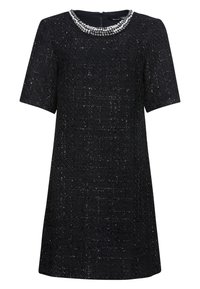Robe noire à manches courtes avec un tissu texturé et un col orné de pierres. Présente une coupe droite et une fermeture éclair à l'arrière.